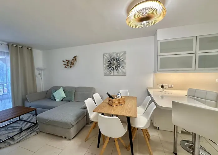 Capitain Jane's Beachside Haven 아파트